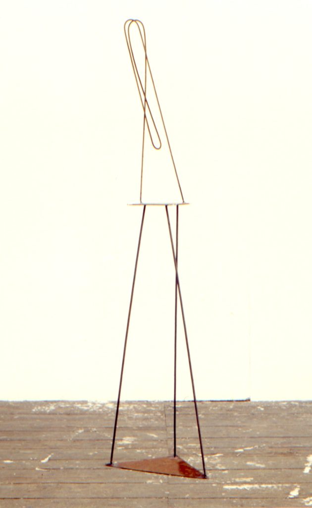 Scultura di Adriana Amodei - Verso di sè. 1985 ferro 170x30x30